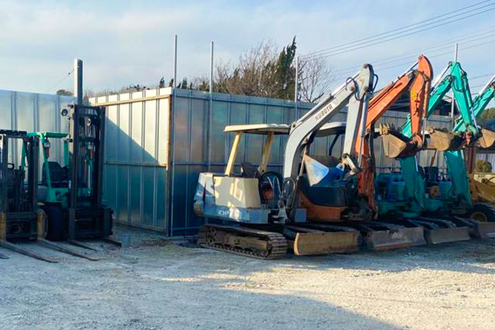 Used forklift and Yumbo placed on site.